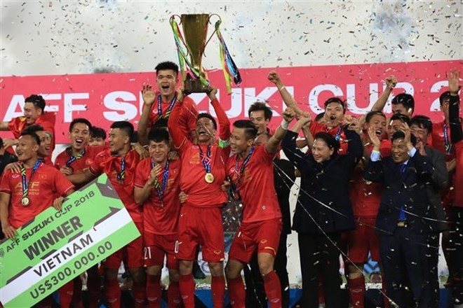 Các tuyển thủ Việt Nam giương cao chiếc cúp vô địch AFF Suzuki Cup 2018. (Nguồn: Trọng Đạt/TTXVN)