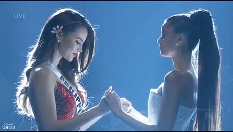 Giây phút chờ đợi được xướng tên ngôi vị Hoa hậu Hoàn vũ 2018 của hai người đẹp Philippines và Venezuela.