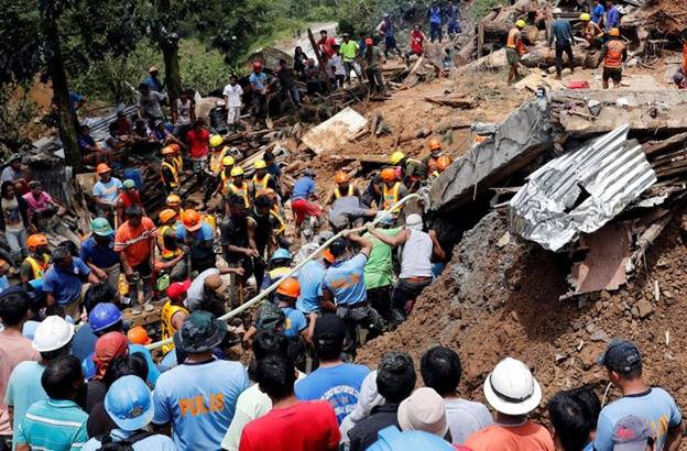 Khi di chuyển về phía Philippines, siêu bão Mangkhut đã gây thiệt hại nặng nề cả về người và của cho quốc gia này khi làm 81 người thiệt mạng, phá hủy 2.800 ngôi nhà và khiến 155.000 người phải di tản đến nơi an toàn. Ảnh: Reuters