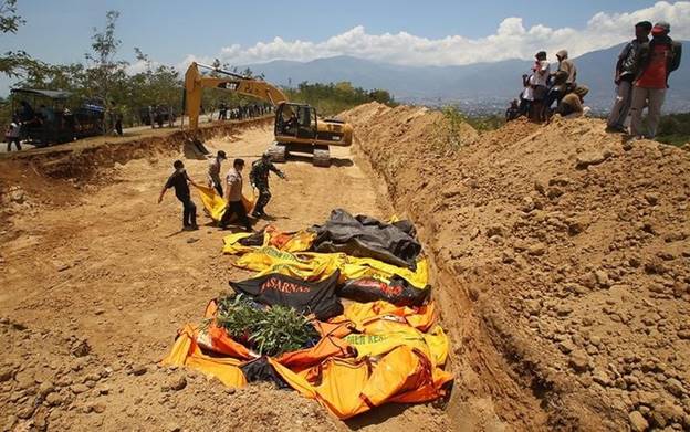 Thiên tai kinh hoàng làm hơn 1.500 người thiệt mạng này khiến Indonesia buộc phải chôn cất các nạn nhân trong những ngôi mộ tập thể. Ảnh: AFP