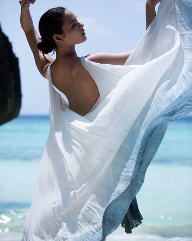 Catriona Gray còn có tài lẻ là vẽ. Cô từng vẽ tranh để đấu giá gây quỹ cho quỹ từ thiện của riêng cô.