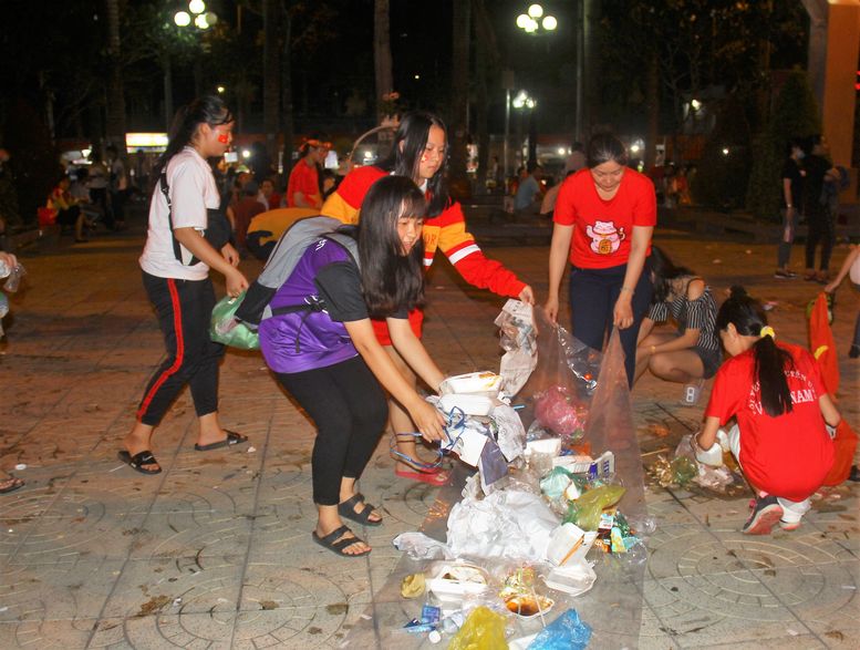 Thấy vậy, rất nhiều người xung quanh đã cùng góp tay.