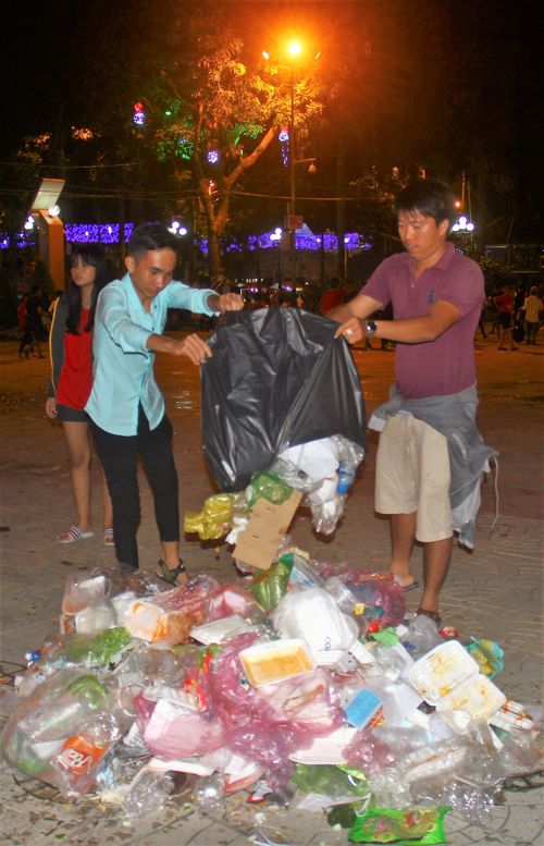 Thấy vậy, rất nhiều người xung quanh đã cùng góp tay.