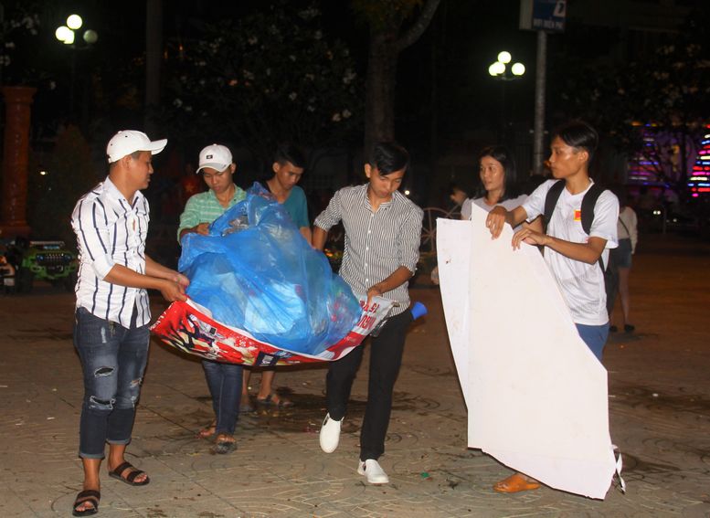 Rồi lần lượt từng nhóm chất lên bao, cùng khiêng ra các điểm tập kết rác.