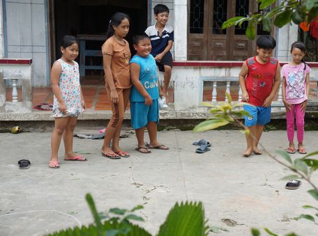 Gia đình, nhà trường cần dạy cho trẻ những kỹ năng, ý thức tự bảo vệ trước nạn xâm hại tình dục.Ảnh: TL