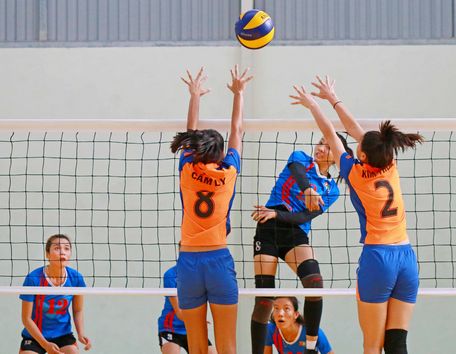 Đội nữ Truyền hình Vĩnh Long (áo xanh) trong trận ra quân sẽ gặp đội chủ nhà Đắk Lắk.
