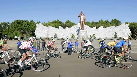 Các tay đua tranh tài chặng 8, từ TP Pleiku (Gia Lai) đến TP Buôn Ma Thuột (Đắk Lắk).