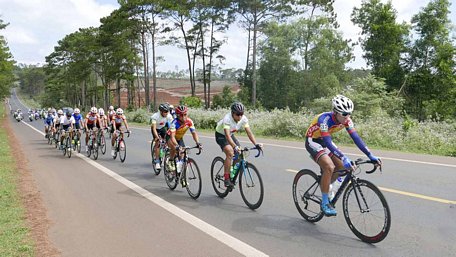 Các tay đua tranh tài chặng 8, từ TP Pleiku (Gia Lai) đến TP Buôn Ma Thuột (Đắk Lắk).