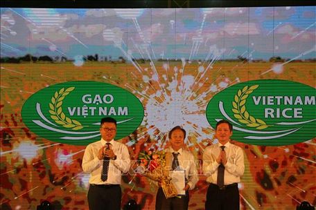 Ban Tổ chức trao thưởng cho tác giả thiết kế 