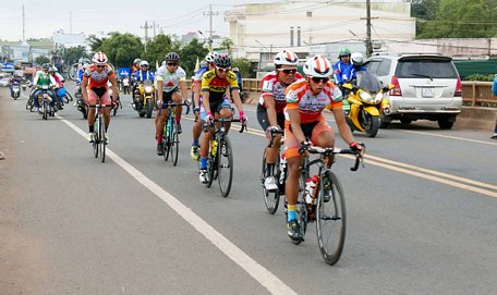 Các tay đua tranh tài chặng 9, từ TP Buôn Ma Thuột (Đắk Lắk) đi TP Nha Trang (Khánh Hòa) dài 189km.