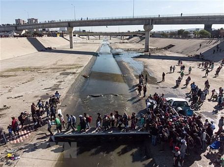 Người di cư Trung Mỹ đổ xô tới khu vực biên giới Mexico để tìm cách tới Mỹ ngày 25/11/2018. (Ảnh: AFP/TTXVN)