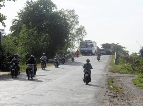 Hiện trạng cầu Ông Me Lớn- một trong những “nút thắt cổ chai” trên QL53 đoạn qua tỉnh Vĩnh Long.