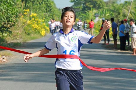 VĐV Nguyễn Ngọc Tường Vy (Trường THPT Phan Văn Hòa) về nhất nội dung thiếu niên nữ.