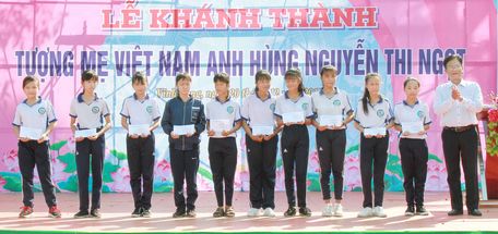 Ông Lê Thanh Tuấn- Giám đốc Sở Văn hóa, Thể thao và Du lịch (bìa phải) trao thưởng cho các VĐV đạt giải.