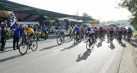 Các tay đua tranh tài chặng 10, từ TP Nha Trang (Khánh Hòa) đi TP Đà Lạt (Lâm Đồng) dài 97km.