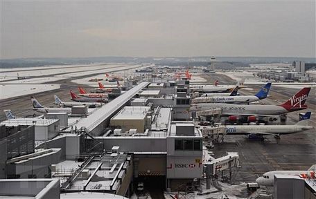 Máy bay đỗ tại sân bay Gatwick, Anh. (Ảnh: AFP/ TTXVN)