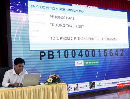 Ông Nguyễn Ngọc Ẩn- Phó Giám đốc Công ty Điện lực Vĩnh Long quay số giải đặc biệt.