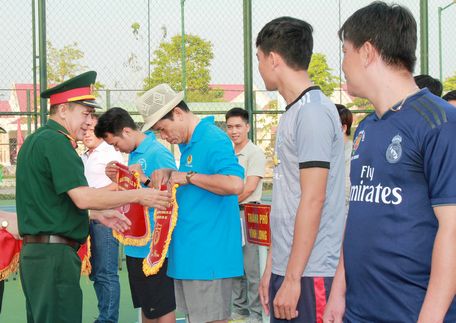 Đại tá Phạm Văn Lạc- Phó Chỉ huy trưởng Bộ Chỉ huy Quân sự tỉnh- trao cờ lưu niệm cho các đơn vị tham dự.