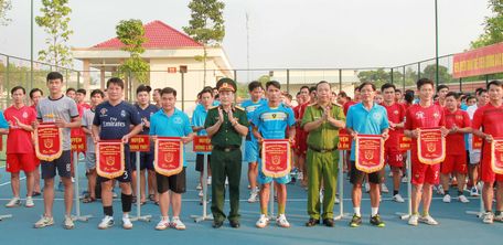 BCT trao cờ lưu niệm cho các đơn vị tham dự tại lễ khai mạc.