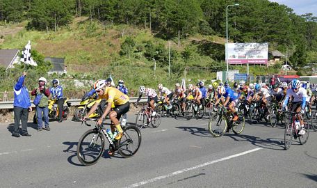 Các tay đua tranh tài chặng 11, từ TP Đà Lạt về TP Bảo Lộc (Lâm Đồng) dài 96km.