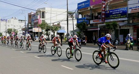 Các tay đua tranh tài chặng 11, từ TP Đà Lạt về TP Bảo Lộc (Lâm Đồng) dài 96km.