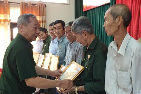 Dịp này, 16 cá nhân có thành tích xuất sắc trong phong trào được tặng bằng khen của tỉnh hội. 