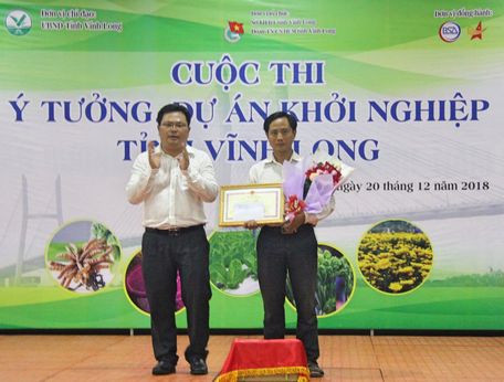 Giám đốc Sở Kế hoạch- Đầu tư Trương Đặng Vĩnh Phúc trao giải nhất cho ý tưởng “Sản xuất máy phun thuốc bảo vệ thực vật kết hợp làm du lịch ở vùng cánh đồng mẫu lớn”.