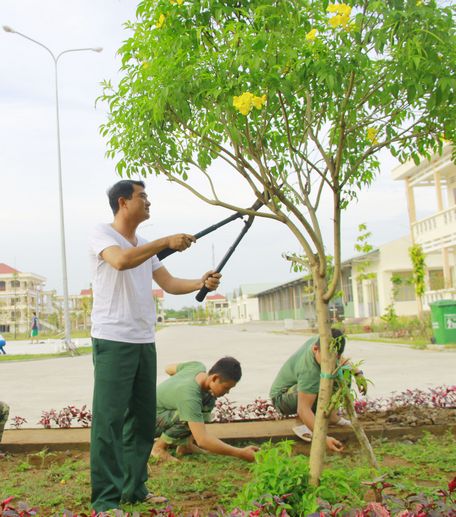 Đại úy Trần Phước Nguyên luôn gần gũi, hòa đồng với cán bộ, chiến sĩ đơn vị.