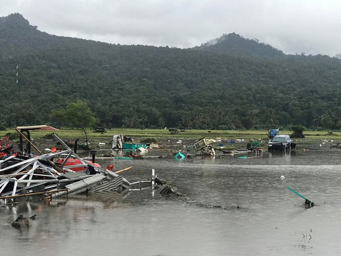 Máy móc thiết bị và nhiều ôtô bị phá hỏng (Ảnh: Đỗ Quyên/Vietnam+)