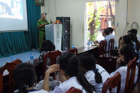  Thượng tá Phan Vĩnh Mặn- Phó trưởng phòng Cảnh sát điều tra  tội phạm về ma túy (Công an tỉnh)- truyền thông chuyên đề “Ma túy và công tác phòng chống ma túy trong học đường” tại trường THCS- THPT Trưng Vương (TP Vĩnh Long).