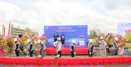Các đại biểu tham gia nghi thức động thổ dự án nhà máy. Ảnh: KHÁNH DUY