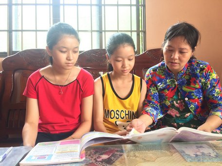 Khi ông xã bận công tác, chị Loan Em ở nhà đảm đương việc gia đình. 2 con gái của anh chị rất ngoan và học giỏi.