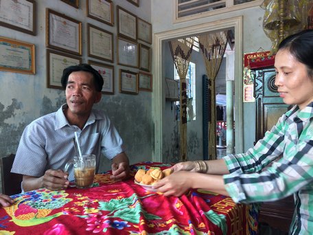 Gia đình anh Hiệp- chị Nhiều chia sẻ cái cách để vợ chồng cùng quán xuyến công việc, gia đình, nuôi dạy con cái.