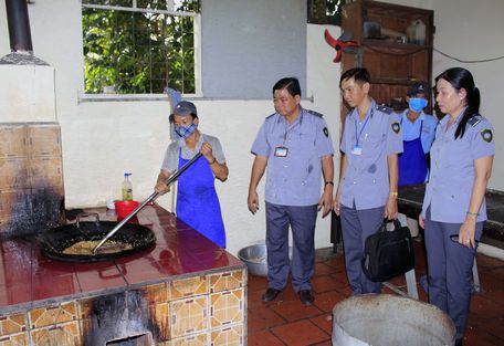Đoàn kiểm tra một cơ sở sản xuất bánh kẹo ở xã Tân Hội (TP Vĩnh Long) dịp Tết 2018.