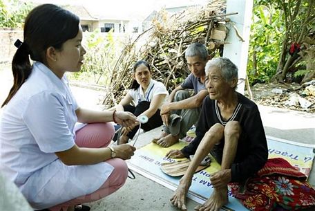 Tuyên truyền cho người dân về chăm sóc sức khoẻ. (Ảnh: TTXVN/Vietnam+)