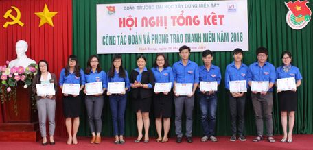 Tỉnh Đoàn khen thưởng các cá nhân tiêu biểu được