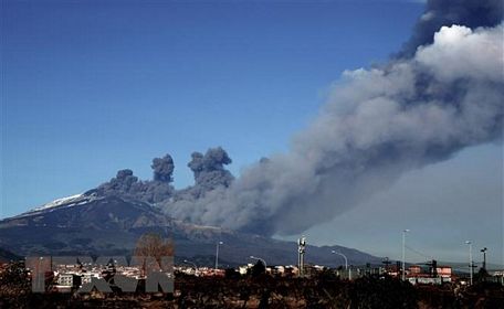 Núi lửa Etna phun cột tro bụi lớn lên không trung ngày 24/12/2018. (Ảnh: AFP/TTXVN)