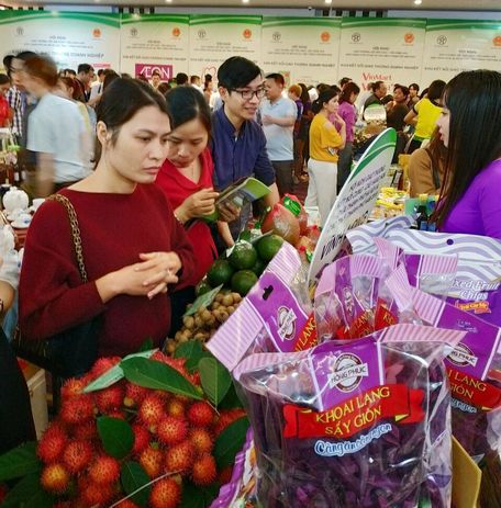Các gian hàng của Vĩnh Long thu hút nhiều khách tham quan.
