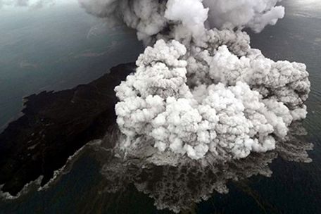 Núi lửa Anak Krakatoa phun tro bụi khổng lồ. Ảnh: Reuters.