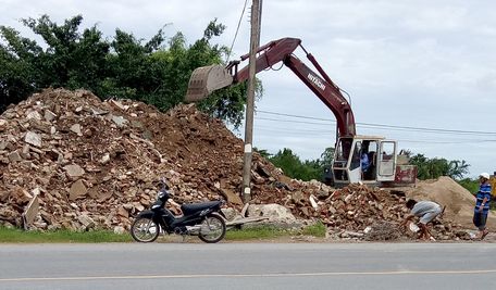  “Đồi” cát, đá nằm lấn sát lòng đường. Anh 2,3: Xe tải hoạt động cả ngày lẫn đêm và không hề che chắn. Anh 4: Rất nhiều bãi cát, đá tập trung chỉ tại một đoạn đường ngắn.