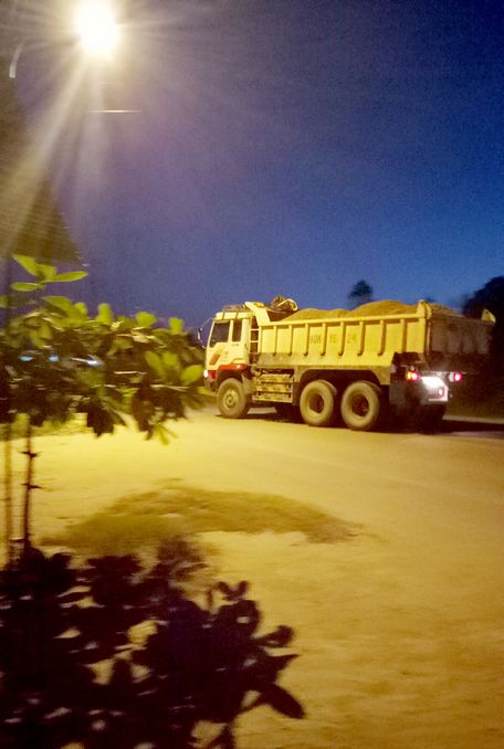 Xe tải hoạt động cả ngày lẫn đêm và không hề che chắn. 