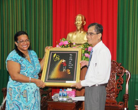 Phó Chủ tịch Thường trực UBND tỉnh tặng quà cho Tổng Lãnh sự Cộng hòa Cuba tại TP Hồ Chí Minh.