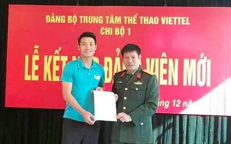 Bùi Tiến Dũng vinh dự được đứng trong hàng ngũ của Đảng.