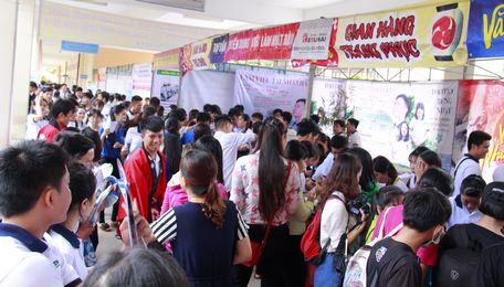 Đông đảo lao động đến tham quan các gian hàng tư vấn xuất khẩu lao động, đặc biệt là thị trường Nhật Bản. 