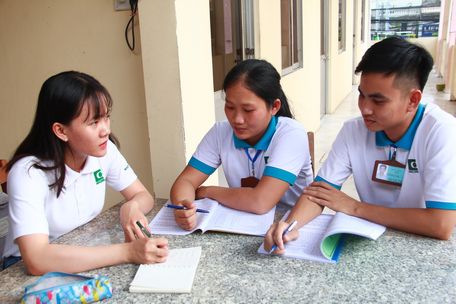 Để chuẩn bị sang Nhật làm việc, hàng ngày em Nguyễn Trần Vân Anh cùng bạn rèn luyện thêm tiếng Nhật.