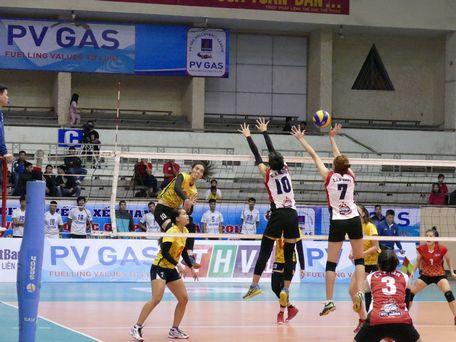Pha tấn công của Bích Tuyền (10, THVL) trước Hóa chất Đức Giang Hà Nội.