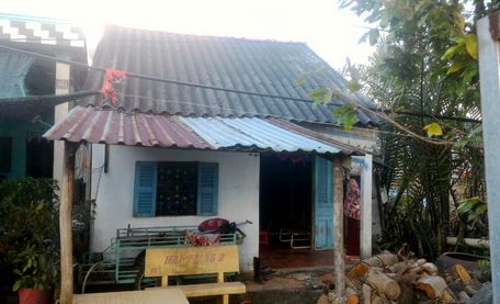 Ngôi nhà 45m2 đã xuống cấp của gia đình chị Hoa chỉ đủ làm nơi che nắng nhưng không thể che mưa, ngăn nước vào nhà mỗi mùa mưa bão.