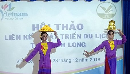 Nghệ thuật múa bóng rỗi do Trường Văn hóa nghệ thuật Vĩnh Long biểu diễn.