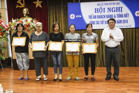 Điện lực TP Vĩnh Long khen thưởng hộ tiết kiệm điện
