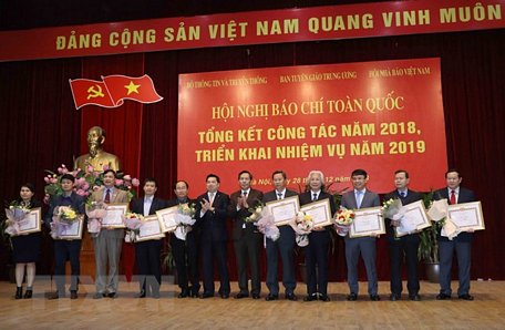 Lễ trao Bằng khen của Ban Tuyên giáo Trung ương cho các tập thể có thành tích xuất sắc về công tác thông tin, tuyên truyền năm 2018. (Ảnh: Phương Hoa/TTXVN)